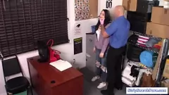 Abspielen Die freche Teenagerin Natana Brooke wird von einem Beamten wegen Bargelddiebstahls ausgezogen und gefickt