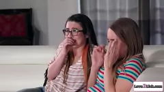 Abspielen In diesem heißen Lesbenporno lecken die zierlichen Lesben Serena Blair und Cadence Lux leidenschaftlich ihre rasierten Muschis und Ärsche