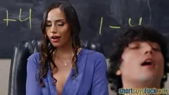 Abspielen Heiße MILF-Professorin mit großen Titten und rundem Arsch wird im College von einem kleinen Kerl geknallt