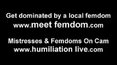 Jouer Ressentez la piqûre de mes talons hauts alors que je vous domine dans cette intense séance de piétinement de punition bdsm femdom