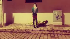 Odtwórz Kierowca Ubera przyłapany przez kamerę na dzikim seksie na świeżym powietrzu z shemale i bezdomnym