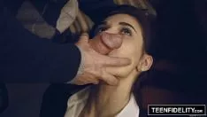 Abspielen Pornovideo mit großem Zigeunerschwanz fickt junge Frau mit prallem Arsch