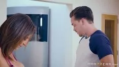 Jouer Catalin rend heureuse une femme brune tatouée