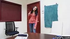 Reproduzir Ela acaricia sua buceta até ficar excitada e depois é fodida por um mecânico
