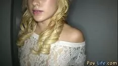 Reproduzir A adolescente loira com um corpo lindo é fodida apaixonadamente na bucetinha