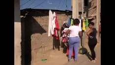 Abspielen Ein schwarzer Afrikaner dringt mit seinem großen Schwanz hart in die Muschi einer jungen Frau ein