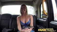 Reproduzir A jovem loira fazendo sexo com um motorista de táxi no carro