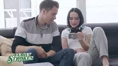Reproduzir Chupando putas assistindo filmes pornôs e ficando excitado