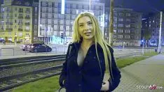 Reproduzir A loira te convida para foder o cu dela