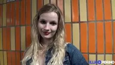 Reproducir Buena polla rubia tiene sexo con dos hombres a la vez en una pelusa en Alemania