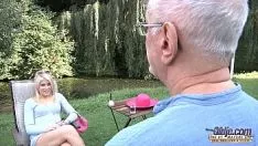 Abspielen Diese Firmenlady ruft ihre reife Freundin an, um ihren Kunden zu ficken