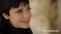 Jouer Cette blonde aux yeux bleus suce bien mieux que sa copine brune