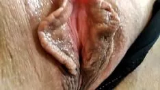 Abspielen Diese unschuldige Frau hat einen sehr großen und kurvigen Penis