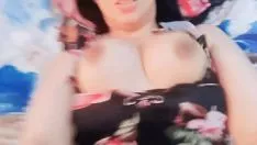 Abspielen Der Mann hat ein Piercing in seinem Schwanz und bringt die Blondine trotzdem zum Schreien