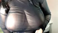 Abspielen Sehr transparent gekleidete brünette Frau mit großen Titten