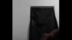 Oynat Şapka takan siyahi bir adam, kız arkadaşını çok agresif bir şekilde sikiyor