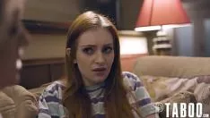 Reproduzir Essa rosquinha loira está sorrindo muito lindamente e mal pode esperar a cabra sentar e sentar