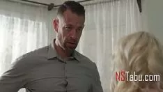 Oynat Muhteşem sarışın parça dillerini sikmek istiyor