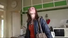 Jouer Il décide de lui offrir sa petite chatte