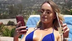 Jouer Ragazza nera magra in una piscina che non vede l'ora di fare sesso