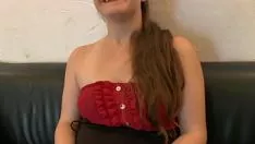 Jouer Brune avec une chatte très profonde qui veut se faire masturber avec les dernières