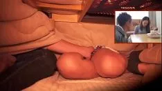 Reproducir Recoge el trío de una simpática joven y encuentra a sus padres muy cachondos y los besa.