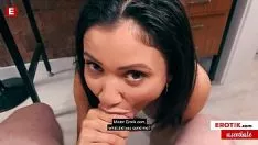 Reproducir Negra muy excitada por el físico de una adolescente delgadita y muy