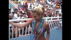 Reproduzir A bela jovem com dois dedos entre as pernas