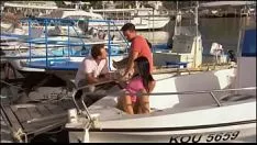 Oynat İki iri siyah adam sıska genç bir esmerin amını bükmek istiyor