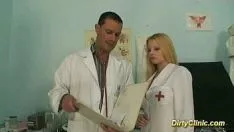 Afspelen Deze blondine met grote borsten zuigt de lul van haar vriendin extreem romantisch en goed