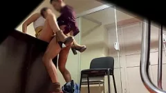 Afspelen Spy Cam betrapt sexy Latina babe in minirokje op Mexicaans openbaar kantoor