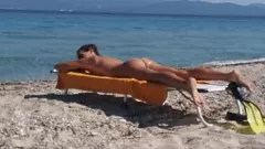 Abspielen Drohnen-POV: Den perfekten Arsch einer sexy Amateurin am FKK-Strand entblößen