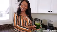 Redare Mama vitregă interracială September Reign îl ia pe fiul vitreg cu o muie suculentă