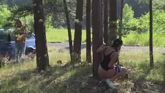Jouer Holly, une auto-stoppeuse bien roulée, devient crue et brutale dans les bois