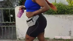 Ragazza palestrata nera dal culo grosso cavalca un cazzo gigante