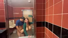 Odtwórz Creampie w publicznej łazience: ryzykowne spotkanie Hailey Rose