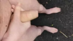 Jouer Masturbation extérieure exposée: Big Dick Amateur devient nu et méchant en public