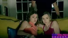 Odtwórz Siostry oglądają film porno, dopóki ich chłopak nie przyjdzie, żeby je przelecieć