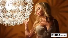 Oynat Britney Amber'in Retro Tease ve Samimi Solo Oturumu