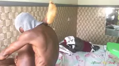 Reproducir Fiesta de masturbación africana de la gran polla: llenando el coño caliente con dulces negros