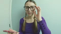 Abspielen Bad Girl Transformation: Nerdy Brunette verwandelt sich in Sperma-Slut!