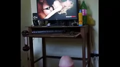 Redare Savannah blondă fierbinte devine cum se acoperă în timp ce se masturbează