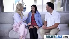 Odtwórz Przyrodnie dzielą duże blondynki MILF w niegrzecznym trójkącie