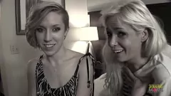 Jouer Black Stallion satisfait deux blondes: un trio à retenir