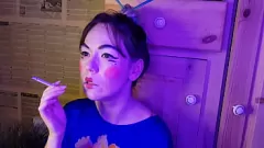 Oynat Cızırtılı Japon üvey kız kardeşinin sigara fetişi