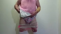 Redare Sissy Pinky's Wet Scheter se joacă cu femdom în pantaloni de plastic