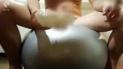 Odtwórz Eksperyment masturbacji: Balance Ball Orgasm!
