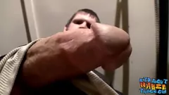 Afspelen Sexy rechte misdadigers zijn enorme pik voor een grote cumshot