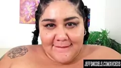 Jouer La Latina bien roulée SSBBW Crystal Blue écrase et chevauche sa bite durement