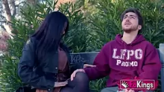 Abspielen ROOKIE-JAGD nach einer geschiedenen MILF! Schwänze auf der Straße lutschen und den besten Blowjob aller Zeiten geben!